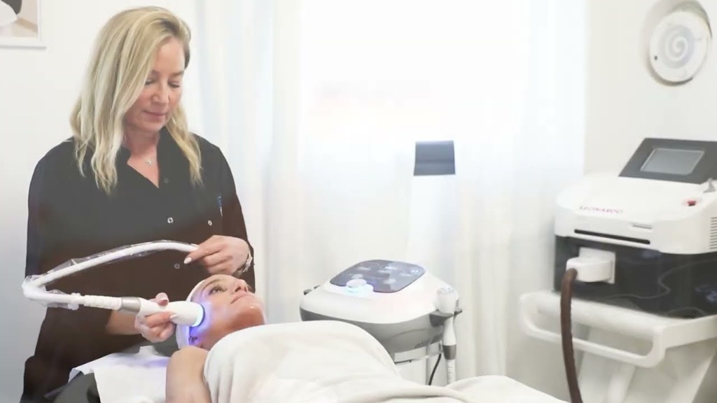 Provider performing an Apollo Duet treatment