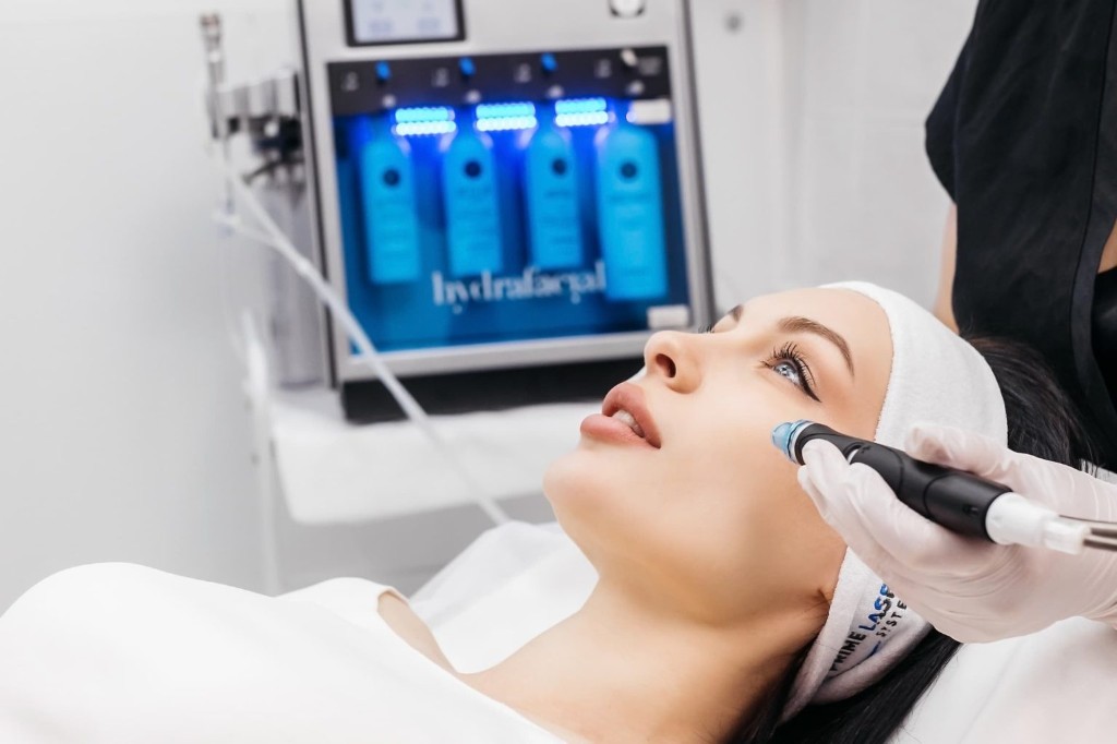 Hydrafacial session with the system in the background